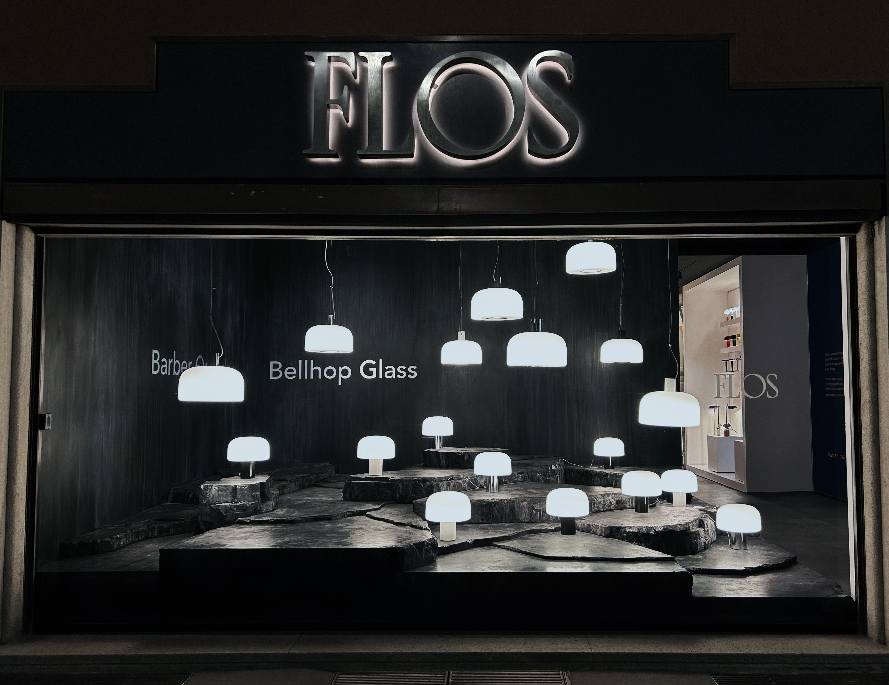 Vetrina showroom FLOS Dicembre 2024